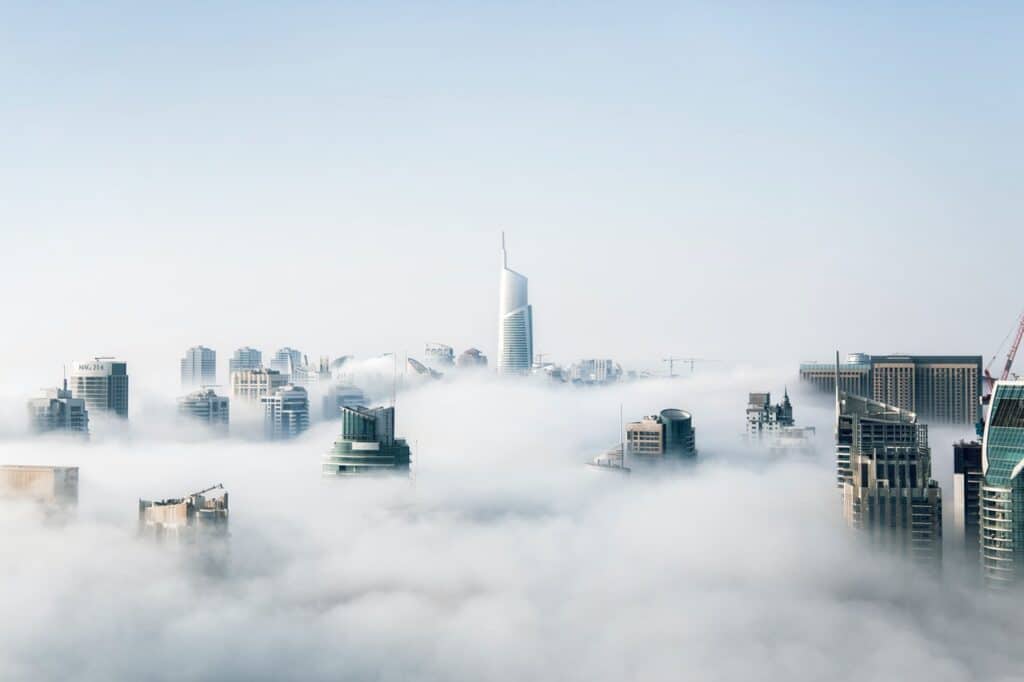 Stadt in den Wolken