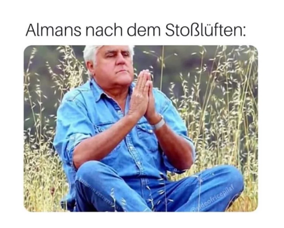 Alter Mann, der auf Wiese meditiert.