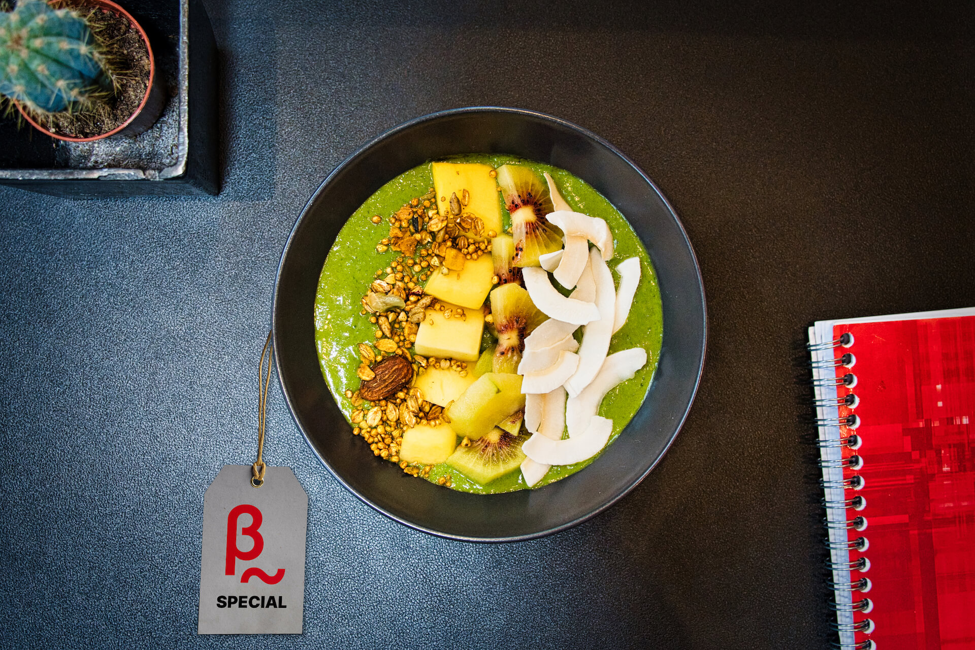 Betaphase - Granola Bowl No.3 - Hausgemachte Creme mit Matcha, Spinat, Mandelmilch, Banane, Avocado, Mango